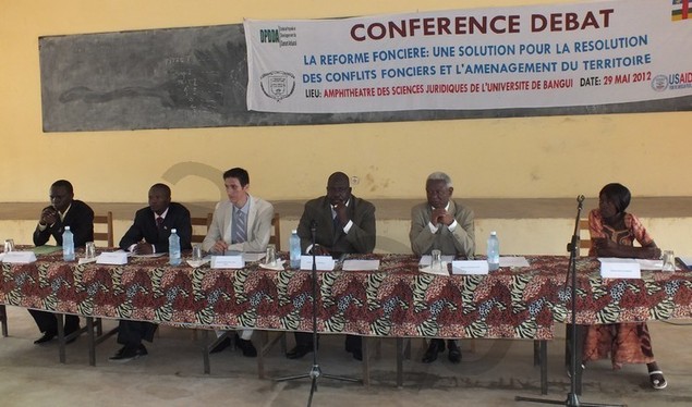 Centrafrique: La réforme foncière est cruciale pour le développement économique du pays, selon le chef du Projet Droits de Propriété et Développement du Diamant Artisanal Centrafrique: La réforme foncière est cruciale pour le développement économique du pays, selon le chef du Projet Droits de Propriété et Développement du Diamant Artisanal