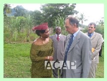 la ministre Solange Pagonendji Ndakala en compagnie de l'ambassadeur de France, Alain Girma le 25 août 2006, au sortir d'une signature de convention de financement (Ph. Debato, Acap).