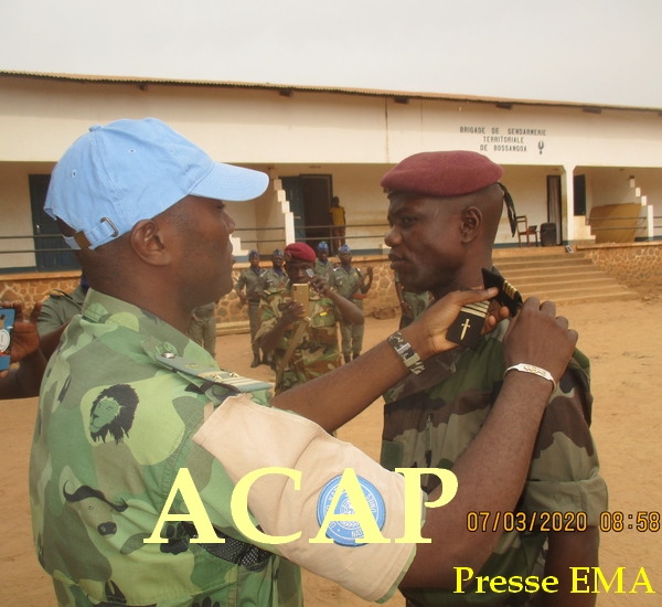 Un officier de la Minusca remettant le galon à un officier des FACA à Bossangoa le 07 Mars 20