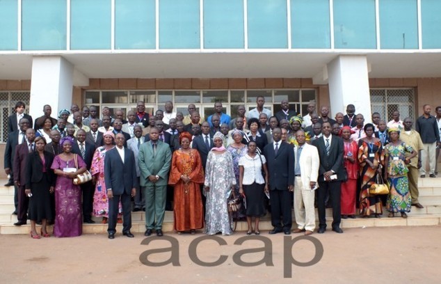 photo de famille des préfets avec le minsitre Binoua photo de famille des préfets avec le minsitre Binoua