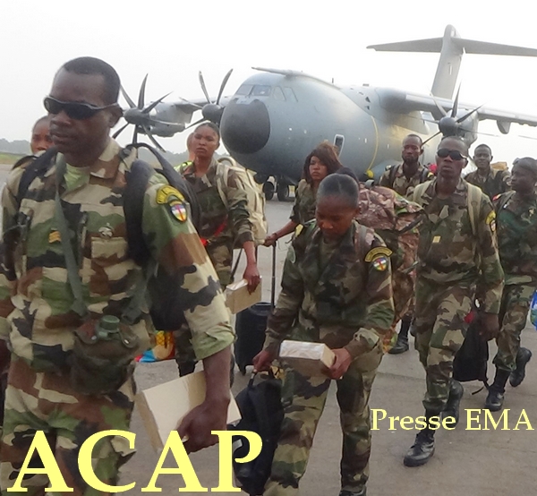 Des éléments des forces spéciales après leur descente d'avion à l'aéroport' Bangui M'poko le 19 Mars 2020