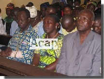 les complices présumés d'Abdoulaye Miskine au Box des accusés le 4 septembre 2006. (G. à d.: Mamadou Raïkina , Mme Clotilde Gamon et M. Raymond Béhorou, jpg) ph. Débato/Acap