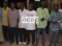 Mamadou Raïkina (extrême droite) avec ses coacusés suivant le verdict, le 12 septembre 2006 (ph. débato, Acap)