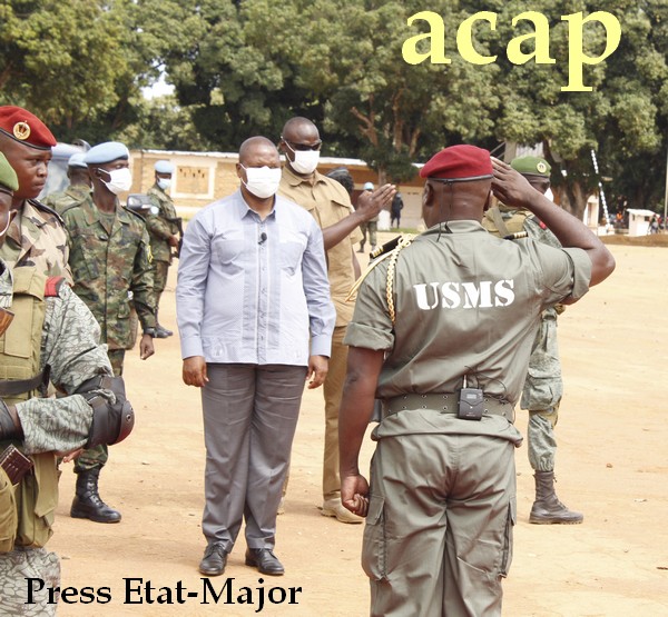 Le directeur des USMS saluant le chef de l'Etat Pr F.A.TOUADERA le 12 mai 2020 à Bouar