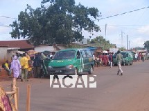 Bousculades devant un taxi-bus au marché Gobongo (Ph. Zoumbassa/Acap)