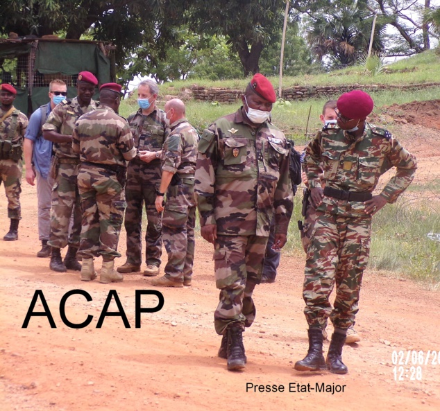 Le Général Z.MAMADOU en compagnie du Général J.P DOLLE-WAYA visitant la base FACA à Ndele le 02.06.20