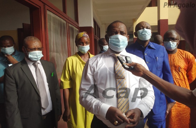 Le Premier ministre Firmin Ngrébada  au centre de de prise en charge des malades du COVID-19