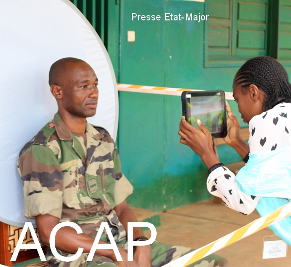 Un élément des forces armées centrafricaines en train d'etre filmé par un agent de l'ANE à Bangui le 8 Juillet 2020