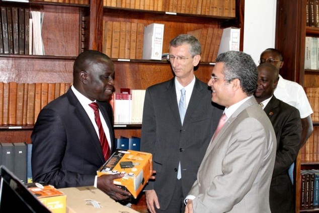 Le ministre de la Santé Publique Jean Michel Mandaba réceptionne un lot de matériels informatiques Le ministre de la Santé Publique Jean Michel Mandaba réceptionne un lot de matériels informatiques
