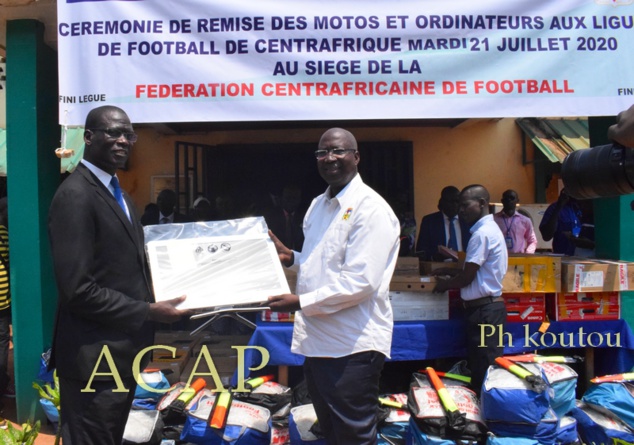 Remise des équipements sportifs aux responsables de football de Centrafrique