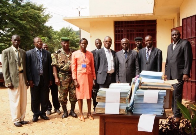 Remise des lots de formulaires pénitentiaires à la prison Centrale de Ngaragba Remise des lots de formulaires pénitentiaires à la prison Centrale de Ngaragba