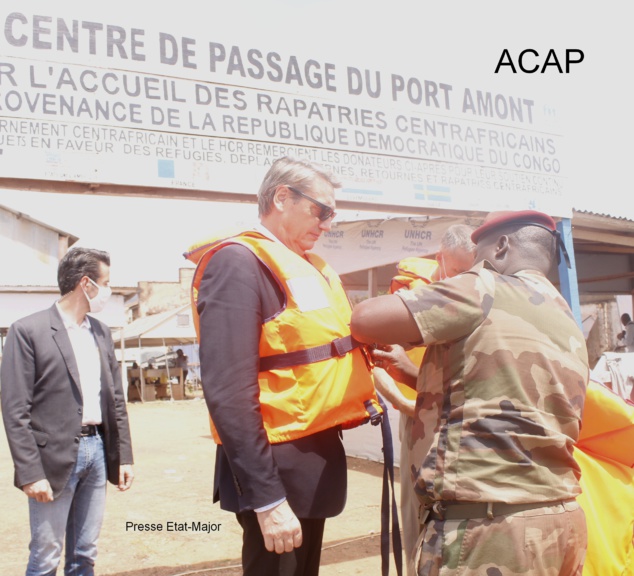 Le Lcl J. BILAL mettant le gilet de sauvetage à Mr GROSGURIN avant embarcation le 19 oct 20