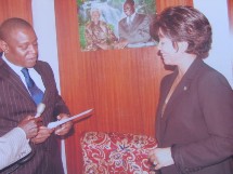 M. Mahimbo Timothy Mdoe, le nouveau représentant de l'Unicef remettant sa lettre de créance à Mme Marie-Reine Hassan, Ministre déléguée aux Affaires étrangères (Ph. Unicef.jpg