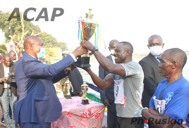 L’équipe Mondoli remporte la course  de pirogues à l’occasion de la fête nationale du 1er décembre