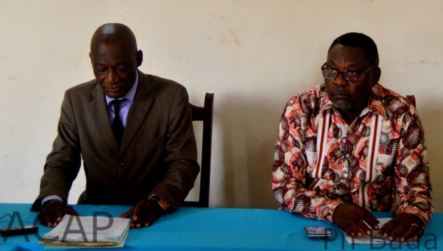 Georges Vernier Kpizingo: D.I de la radio Centrafrique à gauche et Tita Samba Solé : Président de l'UJCA à droit