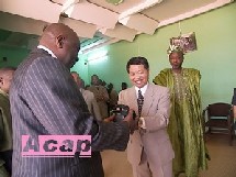 Le ministre d'Etat à la Communication, M. Abdou Karim Meckassoua receptionnant la nouvelle caméra des mains de l'Ambassadeur de la Chine M. He Siji (ph. Yaka Maïde, Acap)