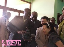 Le directeur Technique de Télé Centrafrique fait une démonstration de la nouvelle caméra (ph. Yaka Maïde, Acap)