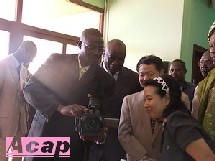 Le directeur Technique de Télé Centrafrique fait une démonstration de la nouvelle caméra (ph. Yaka Maïde, Acap) Le directeur Technique de Télé Centrafrique fait une démonstration de la nouvelle caméra (ph. Yaka Maïde, Acap)