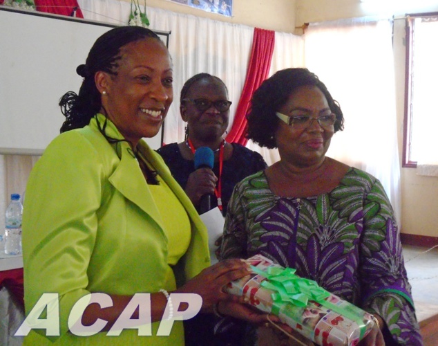 Mme Tina-Margueritte Touadéra offre des cadeaux aux participants de la conférence des femmes leaders