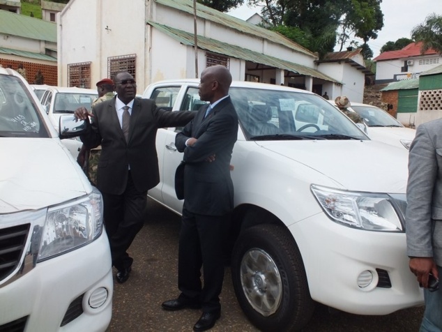 Le ministre Aristide Sokambi réceptionne seize véhicules destinés aux Préfets Le ministre Aristide Sokambi réceptionne seize véhicules destinés aux Préfets