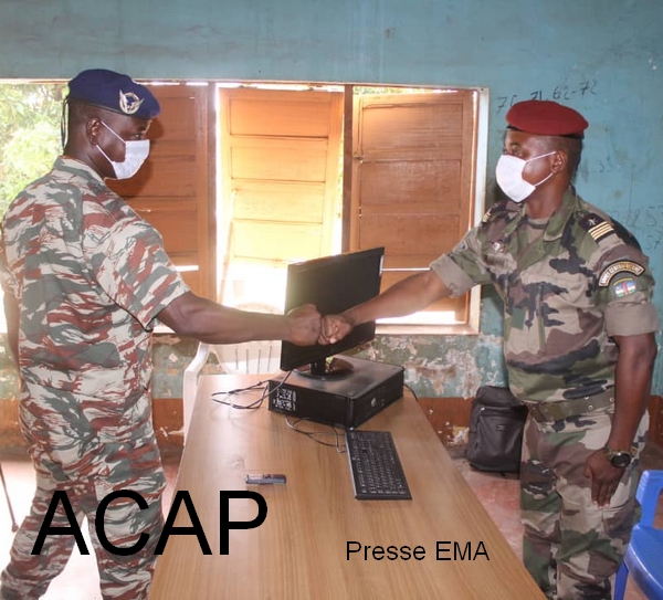 Un officier saluant le chef de corps du BIT7 après son installation le 09 04 21