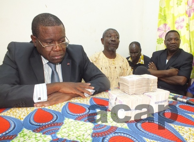 Le ministre d’Etat Gazam-Betty remet une subvention de 25 millions FCFA aux responsables des médias privés Le ministre d’Etat Gazam-Betty remet une subvention de 25 millions FCFA aux responsables des médias privés