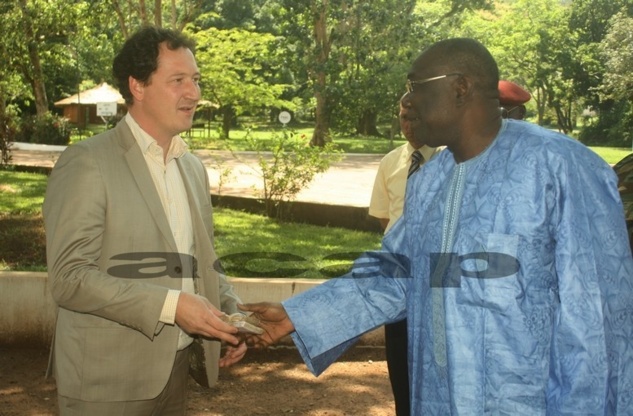 Le Président de la République, Michel Djotodia Am Nondroko octroie une somme d’un montant de sept millions FCFA aux quatre établissements sanitaires de Bangui et Bimbo Le Président de la République, Michel Djotodia Am Nondroko octroie une somme d’un montant de sept millions FCFA aux quatre établissements sanitaires de Bangui et Bimbo