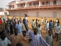 Des manifestants en colère se dirigent vers l'ambassade du Tchad (ph. Yaka Maïde/Acap).