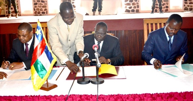 Signature du pacte républicain par Michel Djotodia Am Nondroko, Nicolas Tiangaye et Alexandre-Ferdinand Nguendet