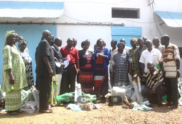 Mme  Ninga-Wong-Mallo   Rachel réceptionne  un lot de matériels agricoles et de semences maraichères des mains de la représentante de la FAO