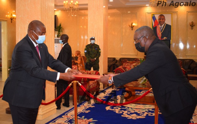 Le Président de la République reçoit la lettre de créance du nouvel ambassadeur du Rwanda