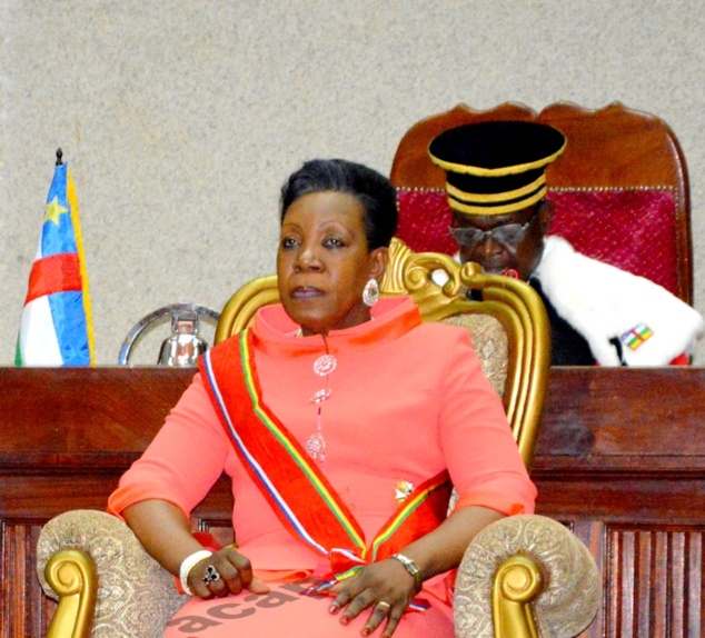 Le Chef de l’Etat de la transition Catherine Samba-Panza  demande aux combattants des ex-séléka et anti-balaka d’observer un comportement républicain.