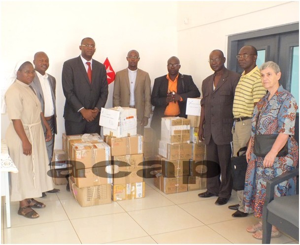 Le Représentant de l’Archevêque de Bangui réceptionne un  don de médicaments des mains du Conseiller de l'Ambassade de l’Ordre Souverain de Malte