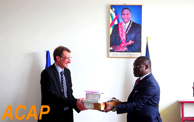 Remise de dons en matériels de bureau au Ministère des Mines et de la Géologie