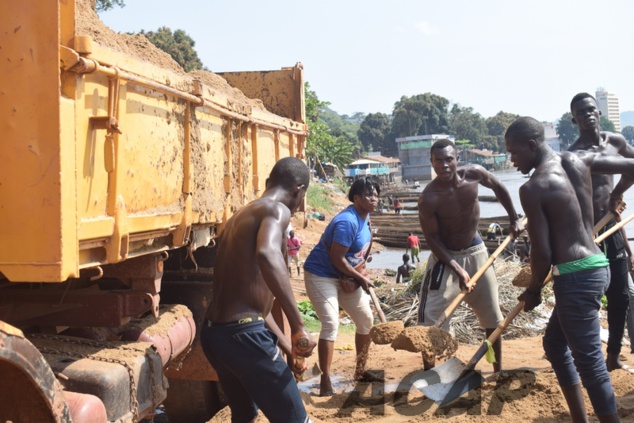 Certaines femmes gagnent leur vie dans le chantier de sables