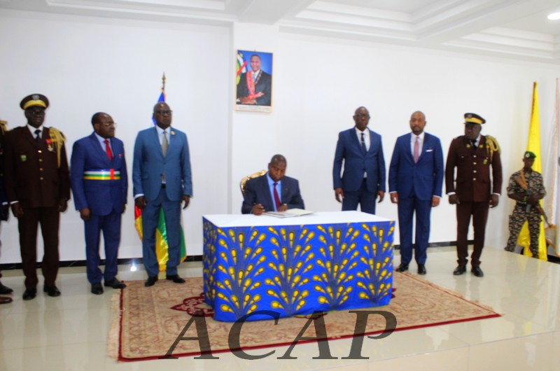 Le Président TOUADERA inaugure l’Hôtel des Douanes de Bangui Le Président TOUADERA inaugure l’Hôtel des Douanes de Bangui