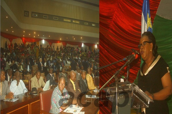 Catherine Samba-Panza promet la mise en place d’une structure d’encadrement militaire pour professionnaliser les Forces Armées Centrafricaine. Catherine Samba-Panza promet la mise en place d’une structure d’encadrement militaire pour professionnaliser les Forces Armées Centrafricaine.