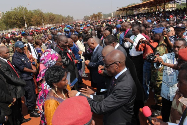 Le  Ministre d’Etat en charge de la Défense Nationale, Me Aristide Sokambi, décerne des distinctions honorifiques aux huit cent soixante dix (870) récipiendaires