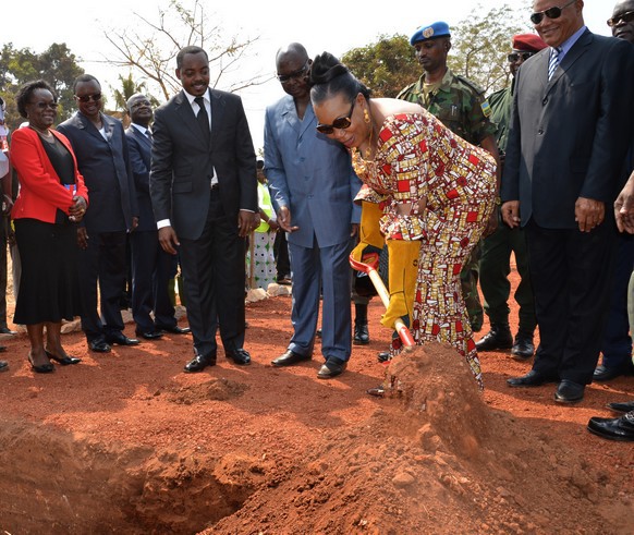 La Présidente de Transition, Catherine Samba-Panza lance les travaux THIMO dans le 6ème arrondissement de Bangui