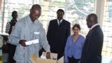 le directeur de l'Acap, Simon Pierre Ndouba réceptionnant le matériel offert par la Coopération française (ph. Zoumbassa/Acap)