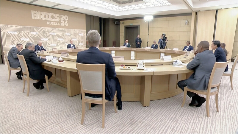 Table ronde : le président russe face aux représentants des médias des BRICS Table ronde : le président russe face aux représentants des médias des BRICS