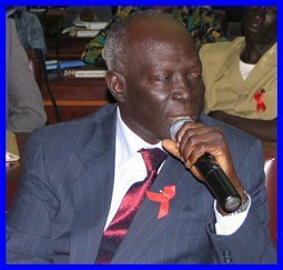 le docteur Bernard Lala lors de l'assemblée générale du comité national de lutte contre le sida en juillet 2006 (photo Vonou/Acap)