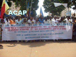 Les jeunes centrafricains de la convergence nationale KNK et tchadiens du MPS  ont apporté leur soutien au président Déby (ph. Yaka Maïde/Acap)
