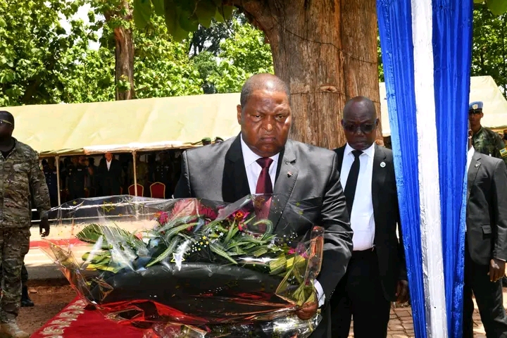 Le Président de la République rend un dernier hommage aux soldats tombés sur le champ de bataille à Zémio Le Président de la République rend un dernier hommage aux soldats tombés sur le champ de bataille à Zémio