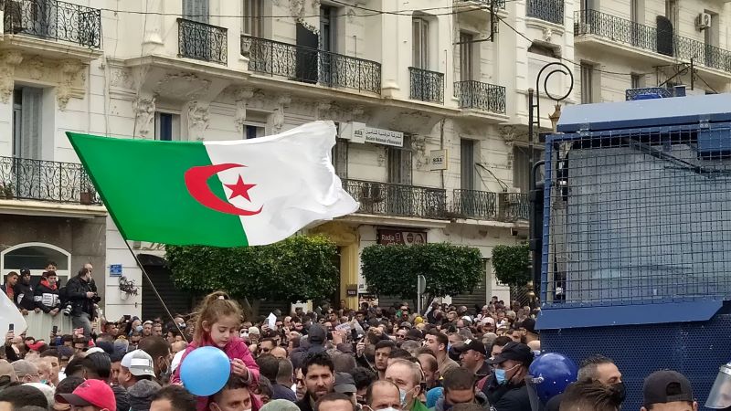 Les crimes coloniaux en Algérie résultent d’une complicité entre militaires et politiques français Les crimes coloniaux en Algérie résultent d’une complicité entre militaires et politiques français
