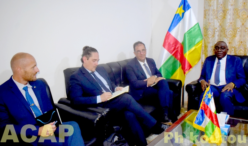 Le ministre Maxime Balalou reçoit l’ambassadeur Bruno FOUCHER Le ministre Maxime Balalou reçoit l’ambassadeur Bruno FOUCHER