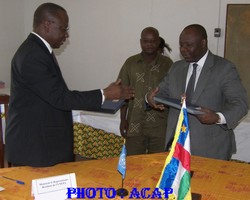 Basile Tambashe et Sylvain Maliko échangeant les documents paraphés de mise en oeuvre du programme Basile Tambashe et Sylvain Maliko échangeant les documents paraphés de mise en oeuvre du programme
