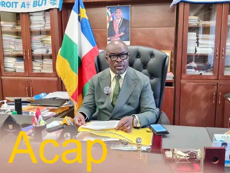 Ministre d’Etat Aurélien-Simplice Kongbelet-Zingas déclare le report des examens dans les centres d’Examens n°1 et 2 au lycée Barthelemy Boganda Ministre d’Etat Aurélien-Simplice Kongbelet-Zingas déclare le report des examens dans les centres d’Examens n°1 et 2 au lycée Barthelemy Boganda