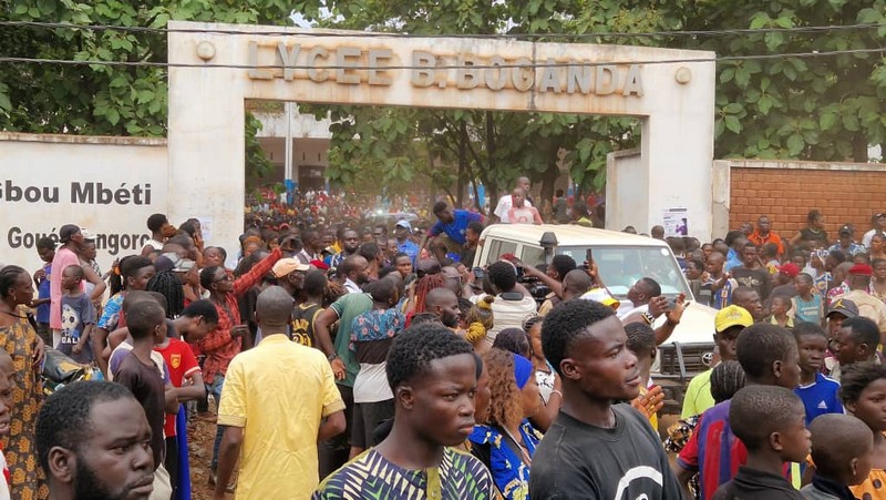 Le lycée Barthelemy Boganda en ébullition, les candidats au baccalauréat, session de juin 2025 fuient vers la sortie du local Le lycée Barthelemy Boganda en ébullition, les candidats au baccalauréat, session de juin 2025 fuient vers la sortie du local