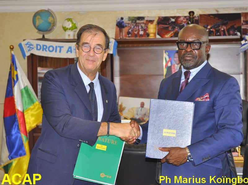 L’Ambassadeur Jean Michel Foucher rencontre le Ministre d’Etat Aurélien-Simplice Kongbelet-Zingas. L’Ambassadeur Jean Michel Foucher rencontre le Ministre d’Etat Aurélien-Simplice Kongbelet-Zingas.